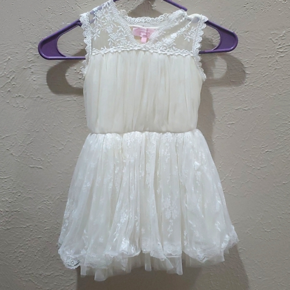 Cream white lace desing 2T/3T gown